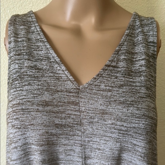 a.n.a- Green and White Sleeveless Top - Picture 3 of 10